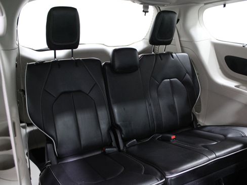 Used 2023 Chrysler Pacifica Limited image 28