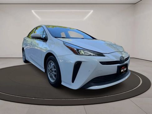 Used 2020 Toyota Prius LE FWD image 2