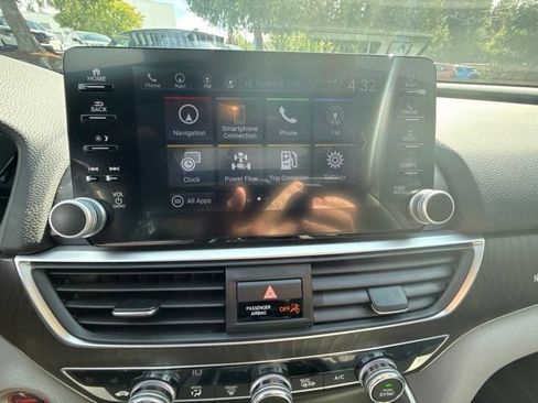 Used 2018 Honda Accord Touring image 8