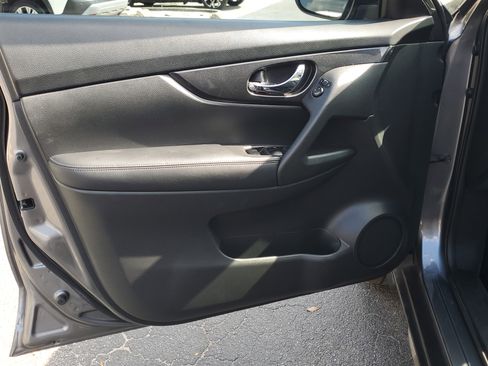 Used 2019 Nissan Rogue SV image 18