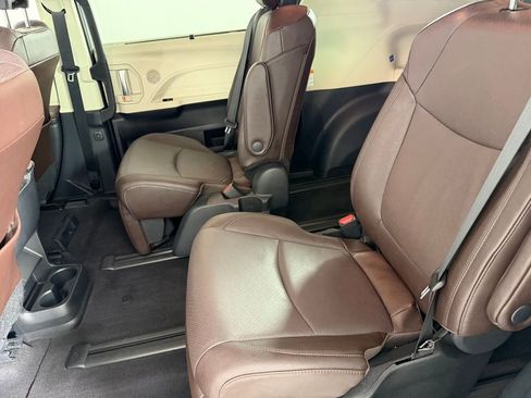Used 2024 Toyota Sienna Platinum FWD image 27