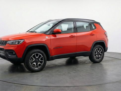 Used 2025 Jeep Compass Trailhawk AWD/4WD image 3