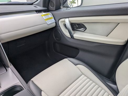 New 2025 Land Rover Discovery Sport Dynamic SE image 18