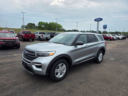 Used 2024 Ford Explorer XLT w/ Equipment Group 202A AWD/4WD image 3