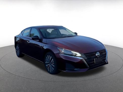 Used 2025 Nissan Altima 2.5 SV image 3