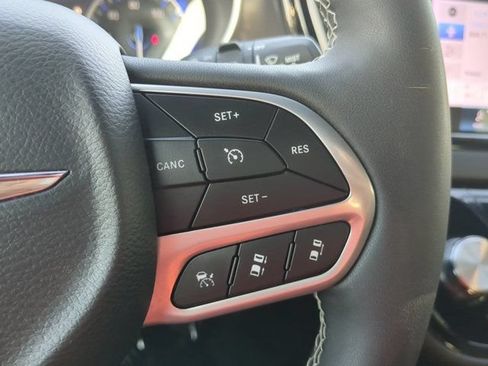 Used 2025 Chrysler Pacifica Select FWD image 25
