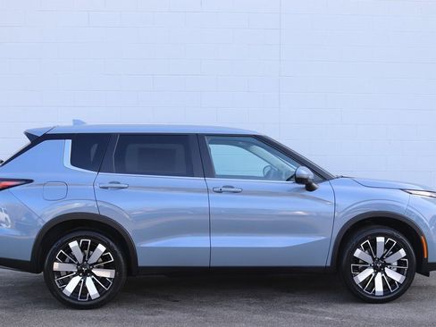 New 2026 Mitsubishi Outlander SE image 2