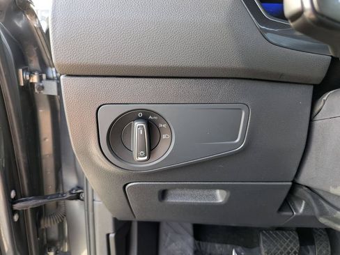 Used 2023 Volkswagen Tiguan SE w/ Panoramic Sunroof Package FWD image 25