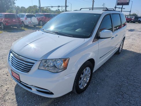 Used 2015 Chrysler Town & Country Touring FWD image 7