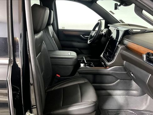 Used 2025 GMC Yukon Denali w/ Denali Reserve Package RWD image 6