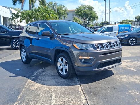 Used 2018 Jeep Compass Latitude w/ Popular Equipment Group FWD image 4