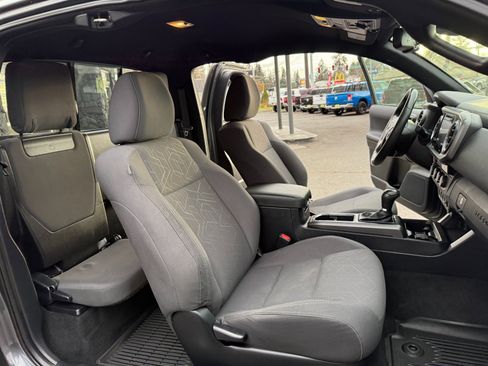 Used 2018 Toyota Tacoma TRD Off-Road image 12