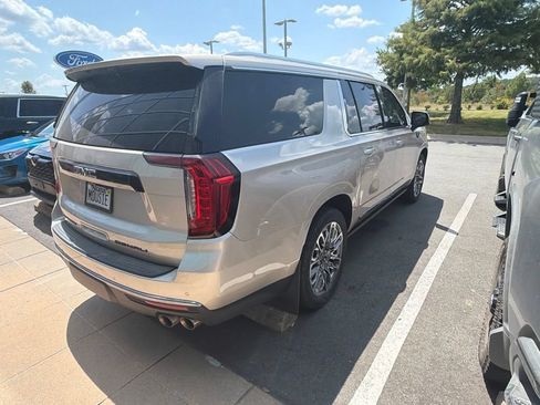 Used 2023 GMC Yukon XL Denali Ultimate AWD/4WD image 5
