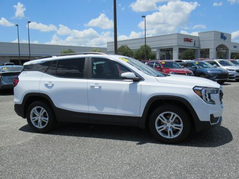 Used 2024 GMC Terrain SLE w/ Driver Convenience Package AWD/4WD image 2