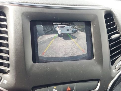 Certified 2019 Jeep Cherokee Latitude Plus image 25