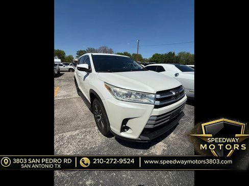 Used 2019 Toyota Highlander LE FWD image 1