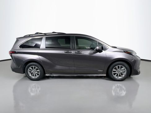 Used 2021 Toyota Sienna XLE FWD image 3