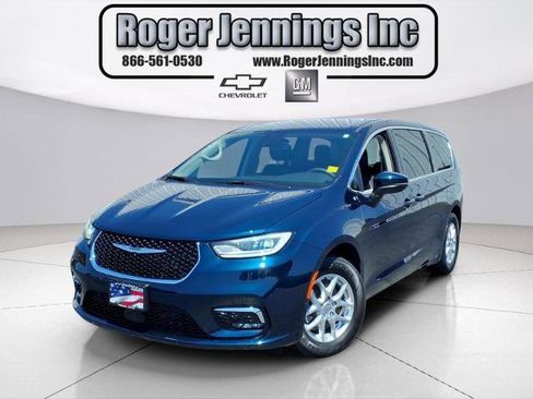 Used 2023 Chrysler Pacifica Touring-L FWD image 1
