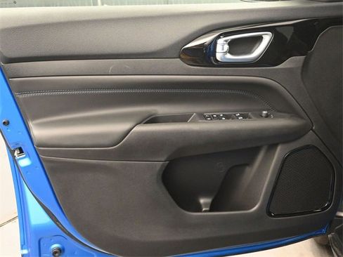 Used 2026 Jeep Compass Latitude image 11