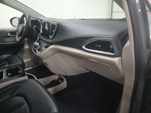 Used 2023 Chrysler Pacifica Touring-L image 4