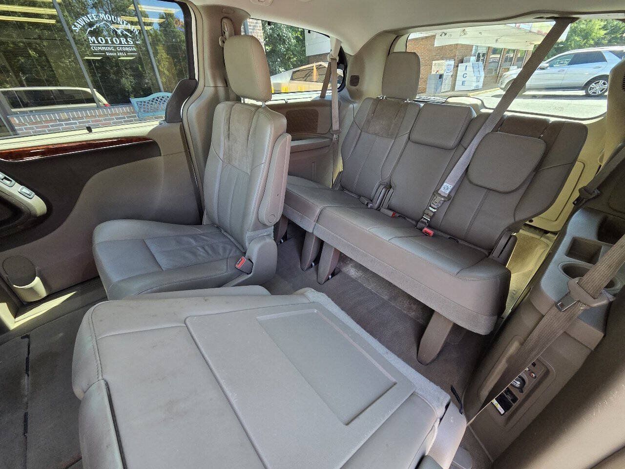 Used 2015 Chrysler Town & Country Limited Platinum FWD image 12