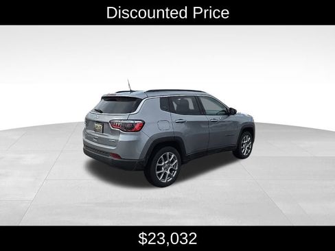 Used 2022 Jeep Compass Latitude image 3