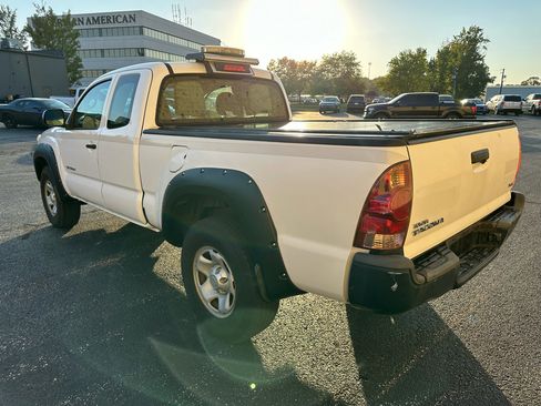 Used 2014 Toyota Tacoma 4x4 Access Cab V6 image 3