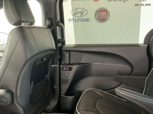 New 2025 Chrysler Pacifica Limited image 26