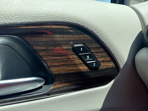 Used 2023 Chrysler Pacifica Limited FWD image 7