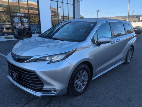 Used 2021 Toyota Sienna XLE image 2