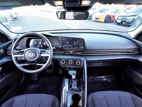 Certified 2025 Hyundai Elantra SE FWD image 27