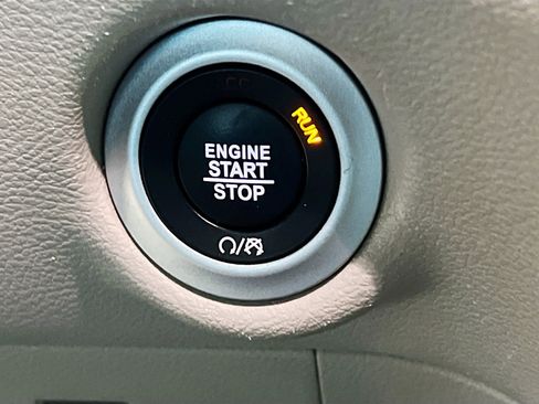 Used 2024 Chrysler Pacifica Touring-L image 24