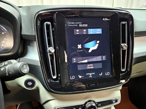 Used 2022 Volvo XC40 T5 Momentum image 22