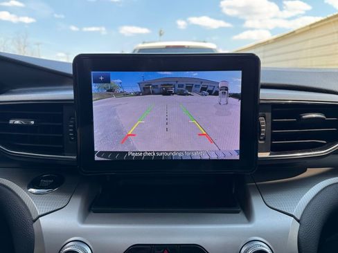 Used 2022 Ford Explorer XLT w/ Equipment Group 202A AWD/4WD image 18