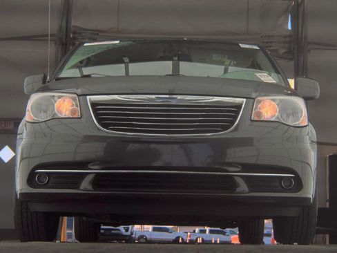 Used 2016 Chrysler Town & Country Touring image 3