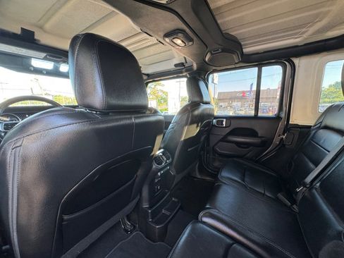 Used 2018 Jeep Wrangler Unlimited Sahara w/ Safety Group AWD/4WD image 29