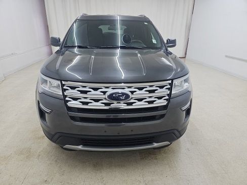 Used 2018 Ford Explorer XLT image 2
