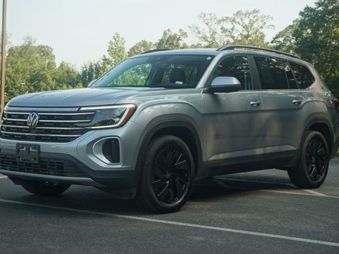 Used 2024 Volkswagen Atlas SE w/ Panoramic Sunroof Package image 5