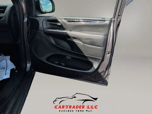 Used 2018 Dodge Grand Caravan SE FWD image 19
