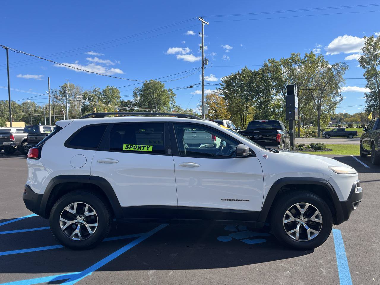 Used 2016 Jeep Cherokee Trailhawk w/ Comfort/Convenience Group AWD/4WD image 4