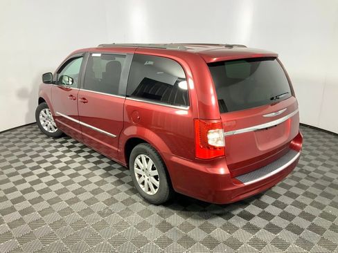 Used 2014 Chrysler Town & Country Touring FWD image 13