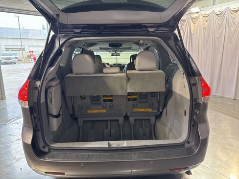 Used 2014 Toyota Sienna XLE image 10