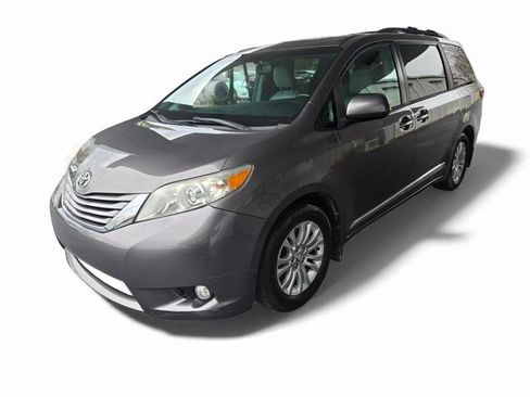 Used 2017 Toyota Sienna XLE image 8
