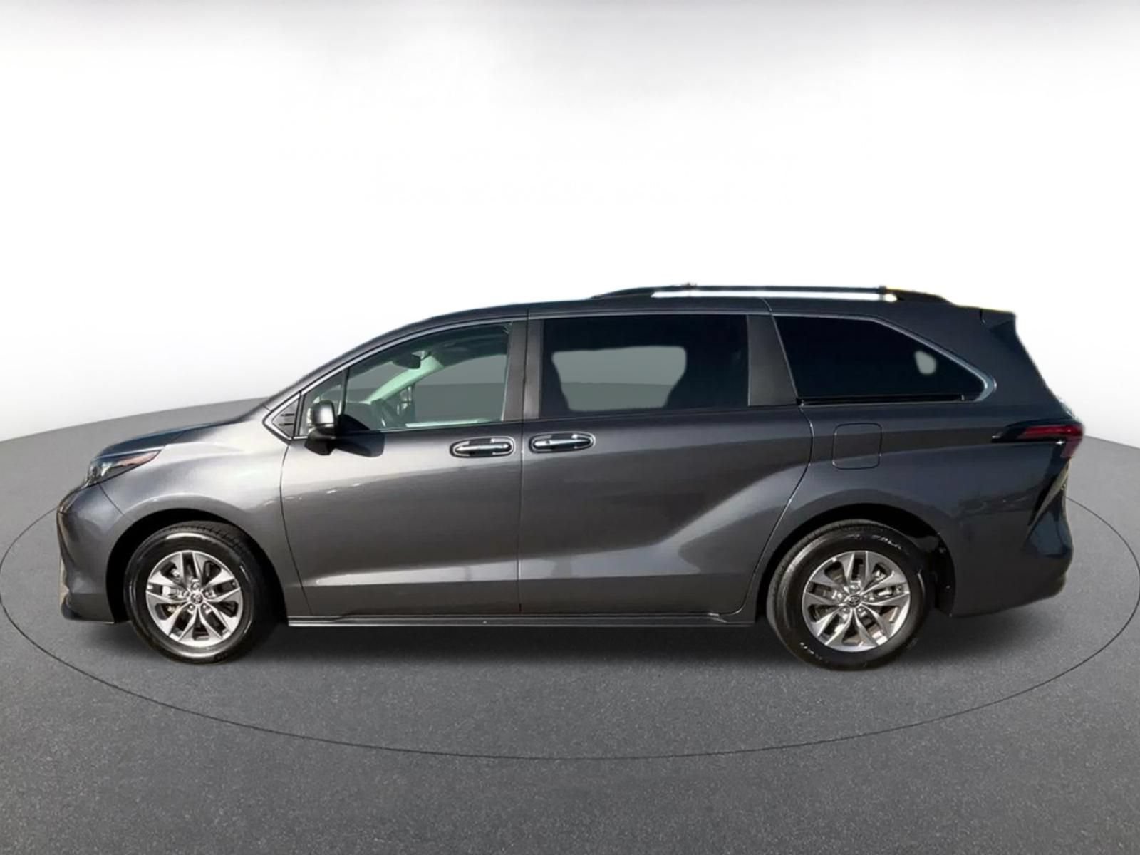 Used 2025 Toyota Sienna XLE FWD image 8