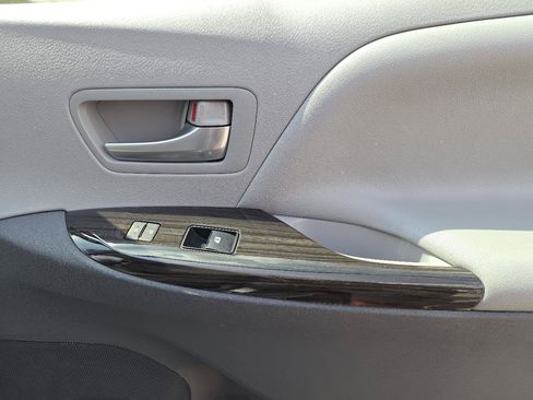 Used 2015 Toyota Sienna XLE FWD image 23