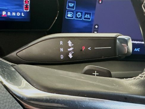 Used 2025 Chevrolet Traverse LT image 25