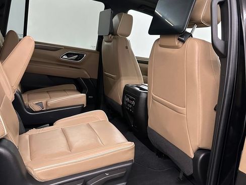 Used 2022 Chevrolet Suburban Premier w/ Premium Package AWD/4WD image 34