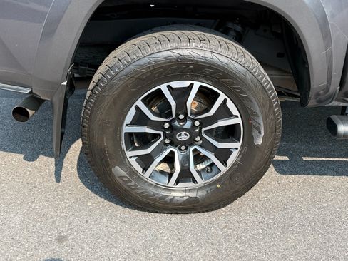 Used 2022 Toyota Tacoma TRD Sport AWD/4WD image 11