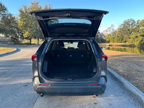 Used 2022 Toyota RAV4 LE image 10