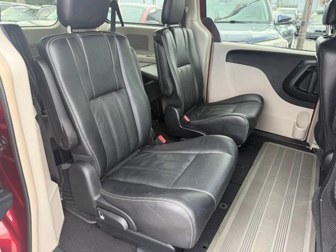 Used 2014 Chrysler Town & Country Touring FWD image 12